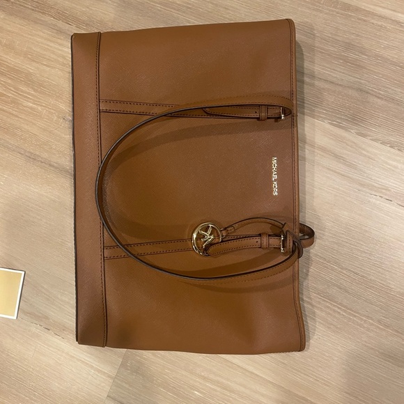 Micheal Kors Large Brown Saffiano Zip Tote - Picture 6 of 13